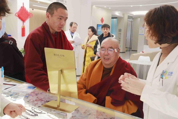 西安普瑞眼科守住了高原僧人眼里的梵天净土